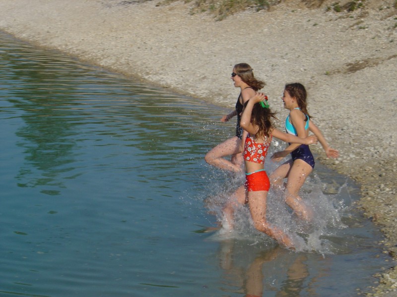 rein in den zeltplatzsee..