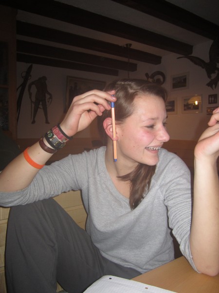 Abends auf der Htte: Lisa bei seltsamen Spielchen...