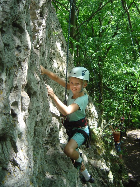 Anja im Klettergebiet