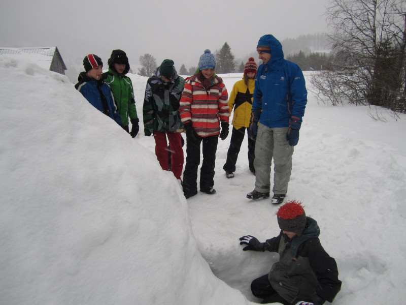 Nico besichtigt Iglu 2 