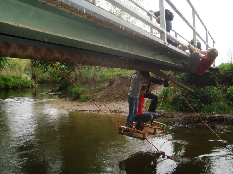An einer Brcke finden wir eine Spielstelle