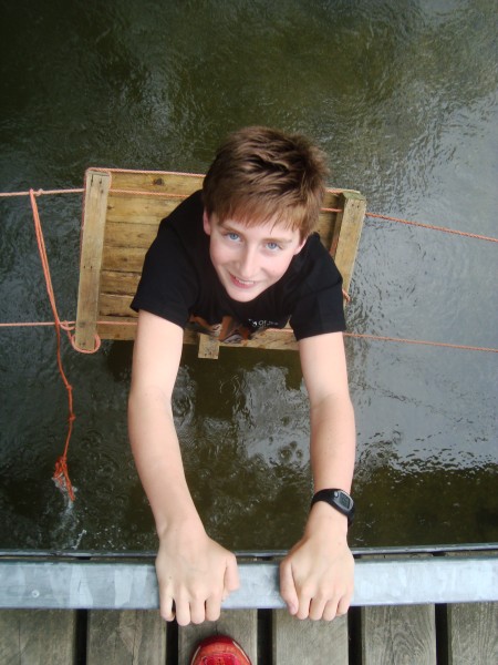 Marco auf der Schaukel