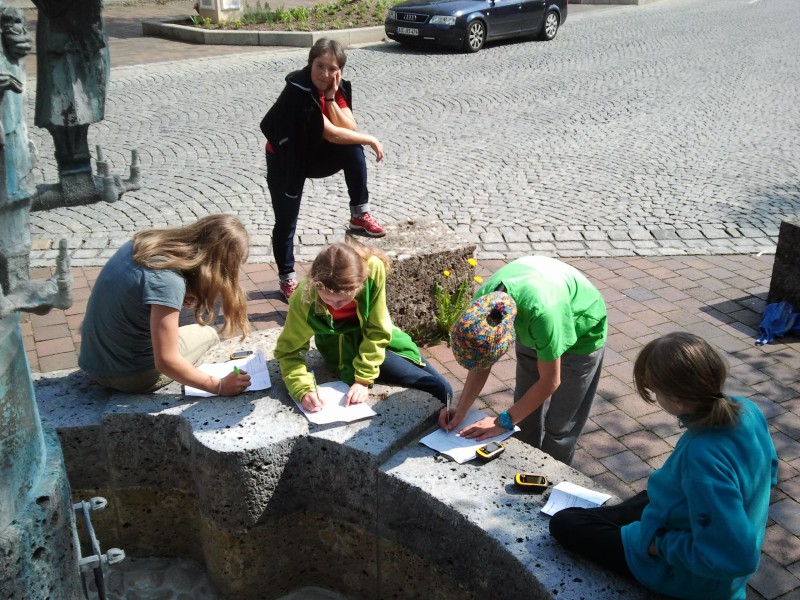 Am Brunnen die nchste Aufgabe
