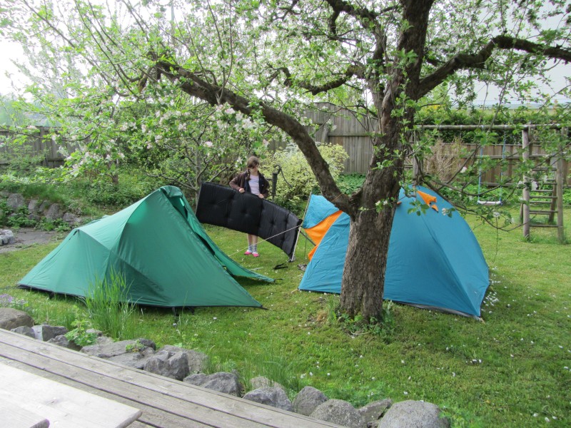 die Mdels bernachten im Garten