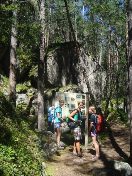 Auf dem Geolehrpfad Winkelberg erfahren wir viel ber die geologische Geschichte des tztals