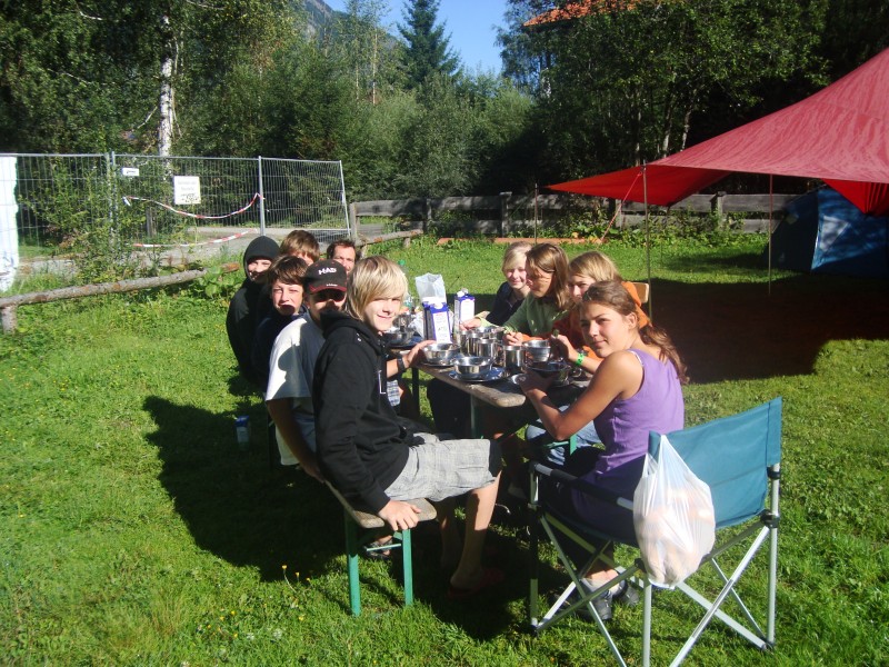 Pnktlich zum Frhstck kommt die Sonne ber den Berg
